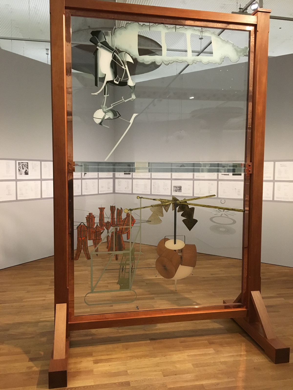 Marcel Duchamp „Das Grosse Glas: „La Mariée mise à nu par ses célibataires, même“ (1919-1923). Replik aus dem Moderna Museet Stockholm.