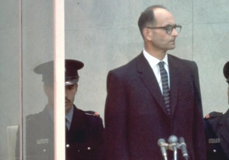 15. Dezember 1961: Adolf Eichmann wird vom Jerusalemer Bezirksgericht zum Tode verurteilt. Ein Berufungsgericht bestätigt am 29. Mai 1962 das Urteil. Am 31. Mai 1962 wird Eichmann kurz vor Mitternacht im Gefängnis in Ramla hingerichtet. Verurteil wurde er wegen „Verbrechen gegen das jüdische Volk“, „Kriegsverbrechen“ und „Mitgliedschaft einer verbrecherischen Organisation“. Eichmann hatte angeboten, öffentlich Suizid zu begehen. Als "Schreibtischtäter" war er massgeblich verantwortlich für den Tod Hundertt…