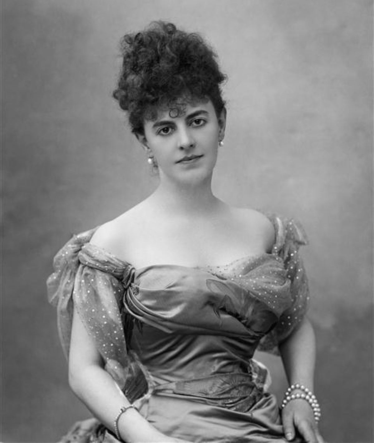 Die Comtesse de Greffulhe, 1895 fotografiert von Paul Nadar. Sie ist Modell für die Figur der Herzogin de Guermantes. Der Proust-Biograf Tadié beschreibt sie als unglücklich verheiratete narzisstische Salon-Löwin; auch darin gleicht ihr Prousts Herzogin. (Foto: Wikimedia)