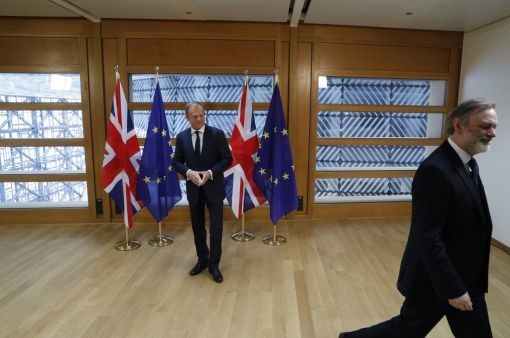 Sir Tim Barrow, der britischer EU-Botschafter in Brüssel, überreiucht dem EU-Ratspräsidenten Donald Tusk das offizielle Austrittsgesuch Grossbritanniens. Nun beginnt ein zweijähriger Verhandlungsprozess, von dem keiner weiss, wie er überhaupt bewältigt werden soll. Tausende von Verträgen, Verordnungen und Gesetzen müssen umgeschrieben und durch die Parlamente gebracht werden. Und am Ende muss noch eine Einigung bezüglich der finanziellen Verpflichtungen Grossbritanniens erreicht werden. (Foto: Keystone/Poo…