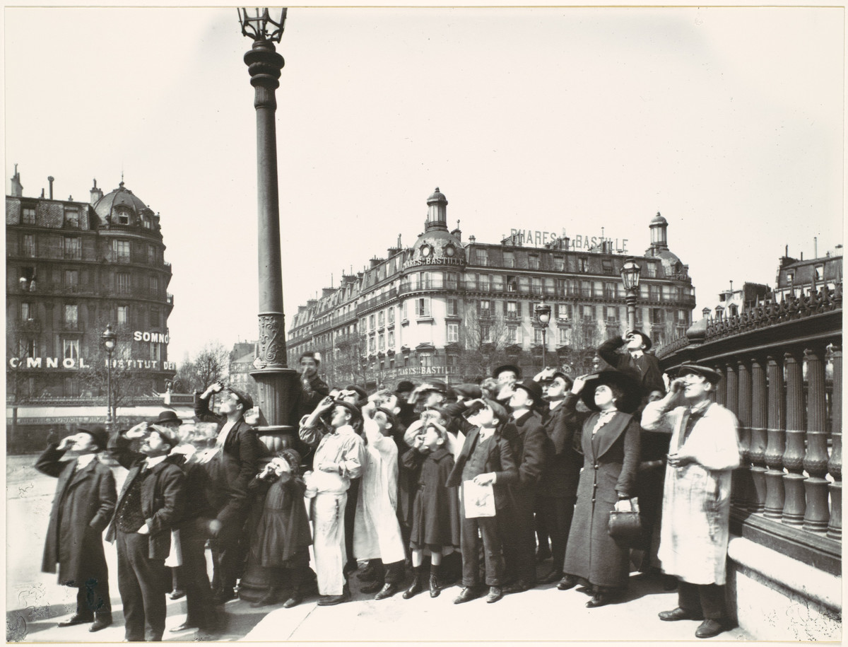 Fotografie von Eugène Atget: Sonnenfinsternis in Paris, Place de la Bastille, 1912 (Wikimedia)
