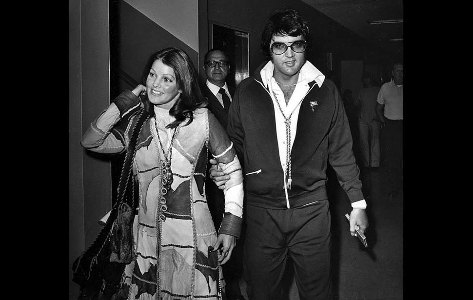 Fröhlich verlassen Elvis und Priscilla Presley nach ihrer Scheidung das Gericht in Santa Monica. Bevor sie eigene Wege gingen, küsste Elvis seine Ex-Frau noch einmal. Die beiden hatten am 1. Mai 1967 in Las Vegas geheiratet. Priscilla wurde bei der Scheidung eine Summe von 1,5 Millionen Dollar zugesprochen. 