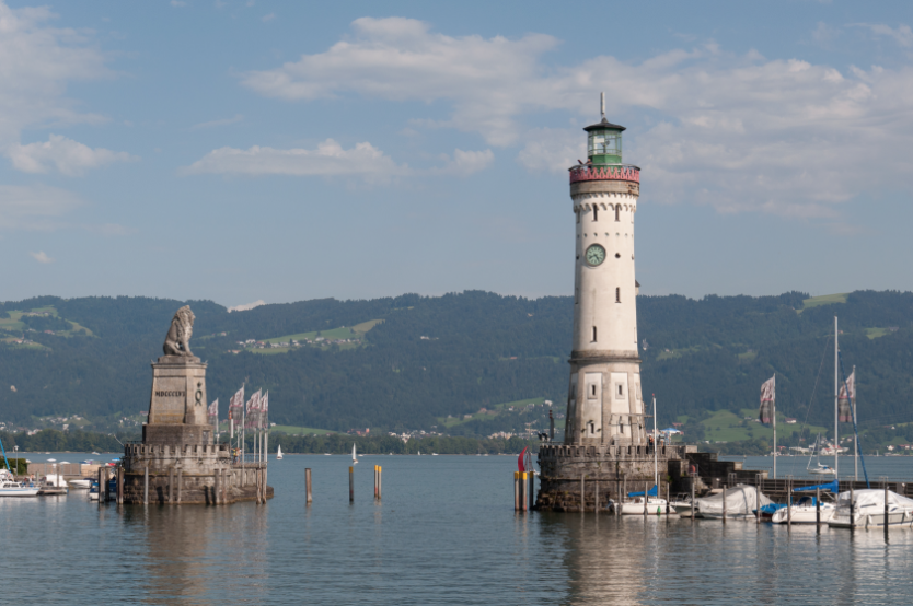 Hafeneinfahrt von Lindau mit Leuchtturm und bayrischem Löwen
