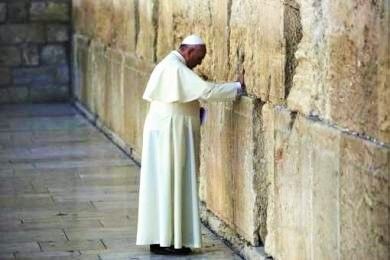Zum Abschluss seiner dreitätigen Nahostreise betet Papst Franziskus an der Klagemauer in Jerusalem. Er spricht sich für eine Verständigung und ein friedliches Zusammengehen aller Religionen aus. (Foto: Keystone)]