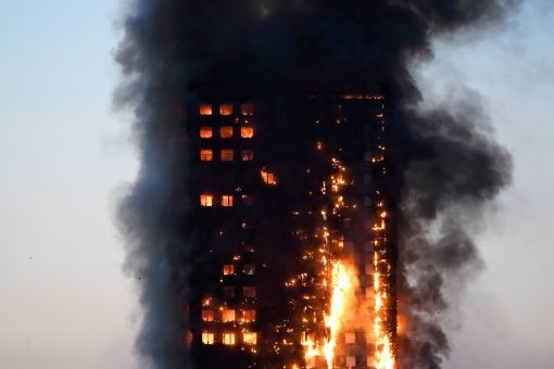 Im 23-geschossigen Londoner Grenfell Tower in North Kensington bricht Feuer aus und verbreitet sich schnell im ganzen Gebäude. 80 Menschen sterben. Noch immer werden Mieter vermisst. In dem 1974 eingeweihten Hochhaus lebten 600 Menschen in günstigen Wohnungen. Teile der Brandschutzvorkehrungen waren seit drei Jahren nicht gewartet. Anwohner hatten mehrmals auf Missstände aufmerksam gemacht. Das Feuer war im 4. Stock vermutlich in einem Kühlschrank ausgebrochen. Die Flammen griffen schnell auf die brennbare…