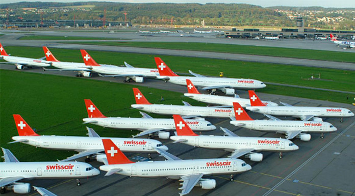 2001: Swissair-Grounding: Alle Flugzeuge der schweizerischen Fluggesellschaft bleiben wegen Liquiditäts-Engpässen am Boden. Tausende Passagiere im In- und Ausland warten vergebens auf einen Flug oder Weiterflug. Flugtickets werden wertlos. Das Swissair-Grounding hat Symbolcharakter und ist für das Image der Schweiz ein verheerender Schlag. (Foto: © Werner Loosli, Flughafen Zürich)