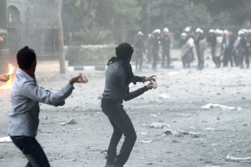 Auf dem Kairoer Tahrir-Platz ereignen sich erste schwere Zusammenstösse zwischen Sicherheitskräften und Demonstranten.