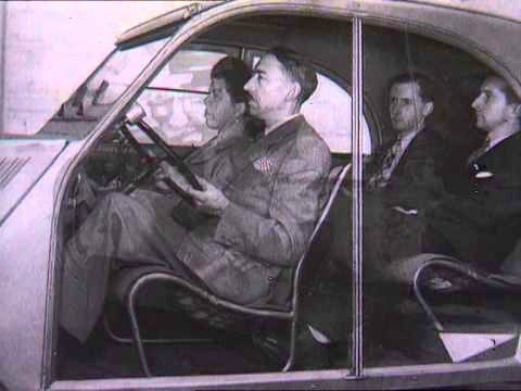 7. Oktober 1948: Der französische Staatspräsident Vincent Auriol setzt sich ans Steuer eines 2CV  Foto © Citroën