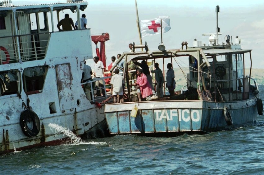 Sie Fähre war auf dem Viktoriasee, dem drittgrössten See der Welt, von Bukoba nach Mwanza unterwegs. Nach offiziellen Angaben kommen 894 Menschen ums Leben, doch vielleicht waren es viel mehr. 114 können gerettet werden. Das Bild vom 23. Mai 1996 zeigt die Suche nach weiteren Opfern. Da keine Passagierlisten geführt wurden, kann die genaue Zahl der Ertrunkenen nicht ermittelt werden. Zugelassen waren auf der "MV Bukoba" 430 Passagiere. Die Fähre war bereits aus dem Verkehr gezogen worden, da ihre Nachfolge…