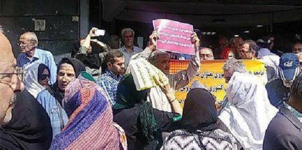 Leere Staatskassen führen im Iran zu wöchentlichen Protesten: mal sind es Arbeiter, mal Renterinnen (Foto), oder Studenten.
