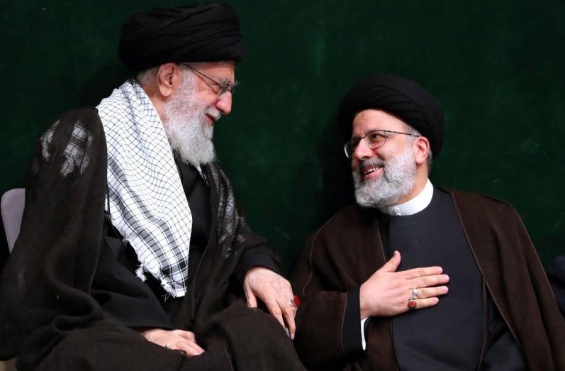 Ebrahim Raisi ist klar, dass wichtige außenpolitische Entscheidungen vom Staatsoberhaupt Ali Khamenei (links) getroffen werden und er gehorchen muss! 