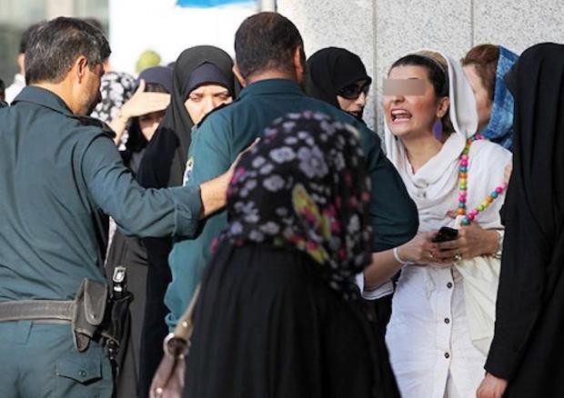 Moralpolizisten und -Polizistinnen in Teheran schikanieren „nicht-islamisch-gekleidete“ Frauen