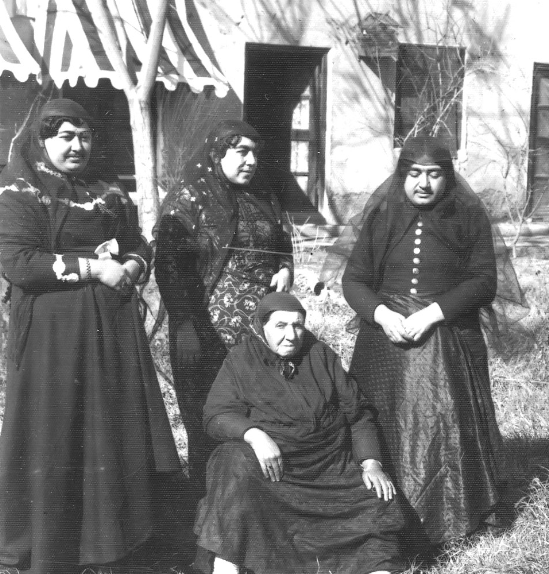 Typische Kleidung der iranischen Frauen vor der Pahlavi-Dynastie