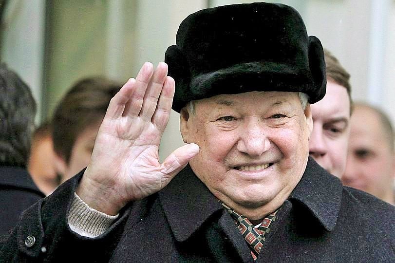 Boris Jelzin tritt überraschend zurück und übergibt die Amtsgeschäfte Ministerpräsident Wladimir Putin. Jelzin war der erste Präsident Russlands von 1991 bis 1999 und das erste demokratisch gewählte Staatsoberhaupt in der Geschichte des Landes. Er starb am 23. April im Alter von 76 Jahren an Herzversagen. (Foto: Keystone)