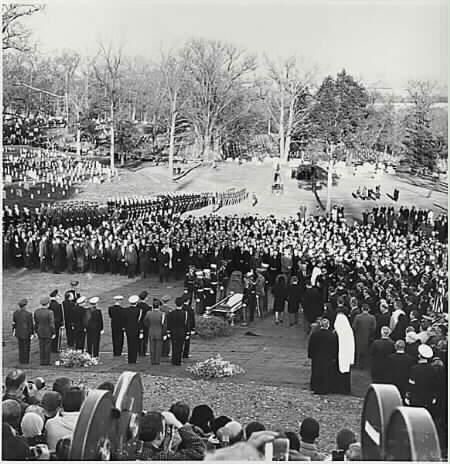 Eine Million Menschen nehmen auf dem Friedhof Arlington bei Washington an den Trauerfeierlichkeiten für den ermordeten John F. Kennedy teil.