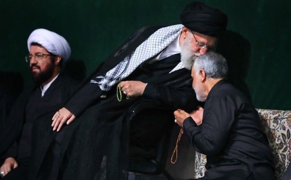 Seltne Geste des Staatsoberhaupts: Ali Khamenei küsst seinen Lieblingsgeneral Qassem Soleymani.