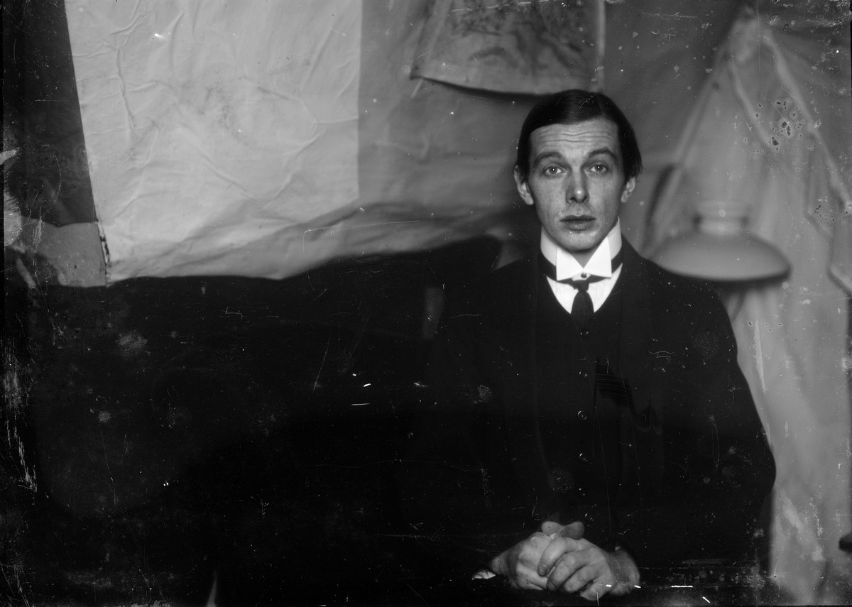 Ernst Ludwig Kirchner: Selbstporträt in der Atelierwohnung in Berlin-Friedenau, 1913/1915, Glasnegativ, 13 × 18 cm, Kirchner Museum Davos, Schenkung Nachlass Ernst Ludwig Kirchner 2001