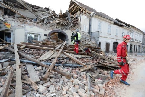 Ein Erdbeben der Stärke 6,4 hat in der mittelkroatischen Stadt Petrinja schwere Schäden angerichtet. Stark betroffen ist auch die etwa 50 Kilometer nördlich gelegene Hauptstadt Zagreb. Mindestens fünf Menschen sollen durch das Beben ums Leben gekommen sein. (Foto: Keystone/EPA/Antonio Bat)