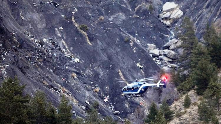 2015: Ein Airbus 320 der Lufthansa-Tochter Germanwings stürzt auf dem Flug von Barcelona nach Düsseldorf in den französischen Alpen bei Digne-les-Bains ab und prallt gegen einen Berg. Die 150 Menschen an Bord kommen ums Leben. 