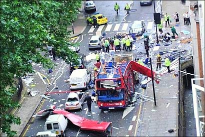 7. Juli 2005: Vier islamistische Selbstmordattentäter verüben im Morgenverkehr in drei Londoner U-Bahn-Zügen und einem Doppeldecker-Bus vier Sprengstoffanschläge. 56 Menschen, inklusive die vier Attentäter, sterben. 700 Menschen werden teils schwer verletzt. Hunderte sind stundenlang in den U-Bahn-Röhren eingeschlossen. Es ist der schwerste islamistische Terroranschlag in der Geschichte Grossbritanniens. Die Londoner nennen den Tag Seven/seven in Ahnlehnung an Nine/eleven. 