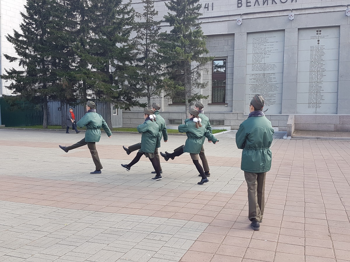 Mittelschüler im Stechschritt vor der Ewigen Flamme im sibirischen Irkutsk (Foto: P. Lüthi)