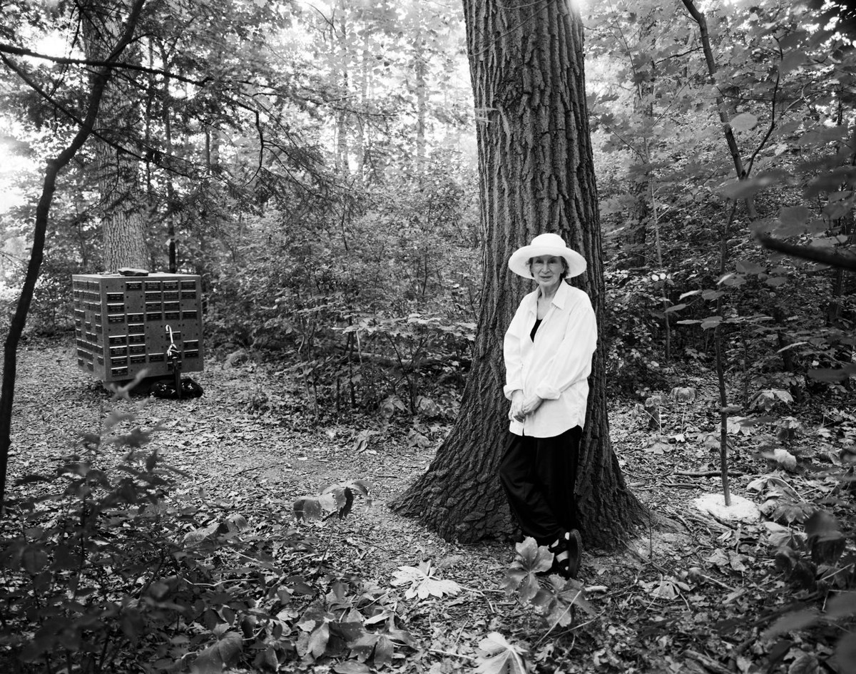 Margaret Atwood auf dem Mount Pleasant Cemetery in Toronto – © Tobias Wenzel und Knesebeck Verlag
