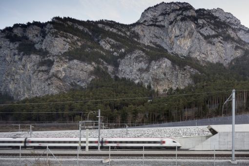11. Dezember 2016: Der längste Eisenbahntunnel der Welt, der Gotthard-Basistunnel, wird fahrplanmässig in Betrieb genommen. Jeden Tag wird der 57 Kilometer lange Neat-Tunnel, der aus zwei Röhren besteht, von rund 65 Personen- und 260 Güterzügen befahren. Mit der Inbetriebnahme des Tunnels verkürzt sich die Fahrt von Nord nach Süd (und umgekehrt) um eine gute halbe Stunde. Die Züge befahren die zwei Röhren mit einer Geschwindigkeit von 200 bis 250 Kilometern pro Stunde. (Foto: Keystone)
