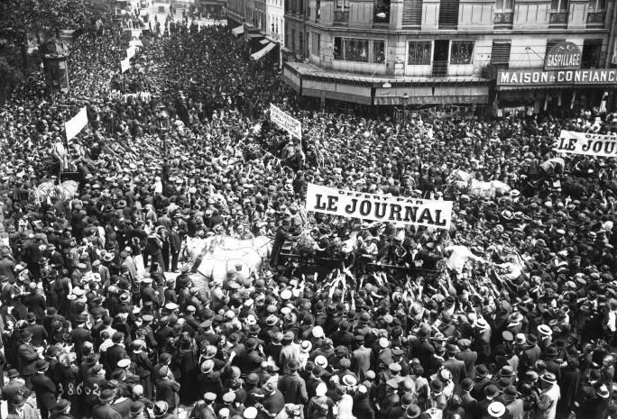 Paris am 3. Mai 1914: Schriftsteller und Künstler verteilen auf einem Umzug Blumen an Arbeiter. Es wird die nationale Einigkeit zelebriert. (Foto: Wikimedia)