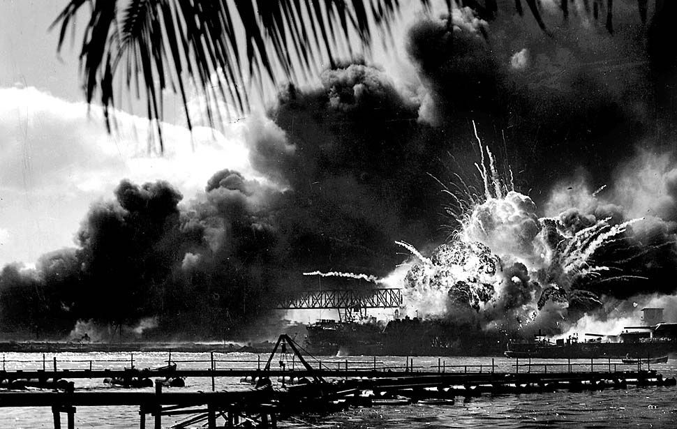 1941: Der amerikanische Luftwaffenstutzpunkt Pearl Harbor wird von japanischen Kampfflugzeugen angegriffen. Vier amerikanische Kriegsschiffe sinken, vier weitere werden beschädigt. Mehr als 2‘400 amerikanische Soldaten sterben. Kurz darauf erklärte der amerikanische Kongress Japan den Krieg. Im Bild die Zerstörung des amerikanischen Zerstörers "Shaw". (Bild: U.S. Navy)