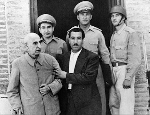 Mohammad Mossadegh (links) wurde nach dem Putsch verhaftet und anschließend unter Hausarrest gestellt!

