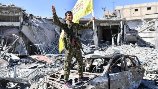 Raqqa, die „Hauptstadt“ des „Islamischen Staats“ (IS) in Syrien fällt. Kurdisch-arabische Truppen dringen mit amerikanischer Luftunterstützung ins Zentrum der weitgehend zerstörten Stadt ein. 400 IS-Kämpfer haben sich ergeben. Raqqa war 2014 von der Terrormiliz erobert worden. Die Kämpfe um ihre Befreiung dauerten mehrere Monate und forderten Tausende Tote. Zehntausende Zivilisten waren geflüchtet. Nach der Rückeroberung der nordirakischen Stadt Mosul verliert der IS mit dem Fall von Raqqa auch seine wicht…