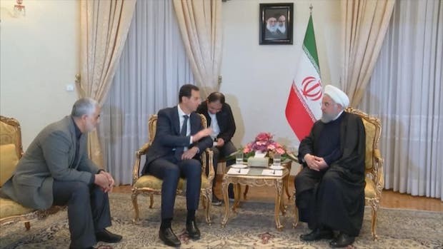 Als Syriens Präsident Bashar Assad (Mitte) den Iran besuchte, traf er Präsident Hassan Rouhani (re.)  im Beisein des Generals Qassem Soleymani (li.), Außenminister Zarif war nicht dabei!
