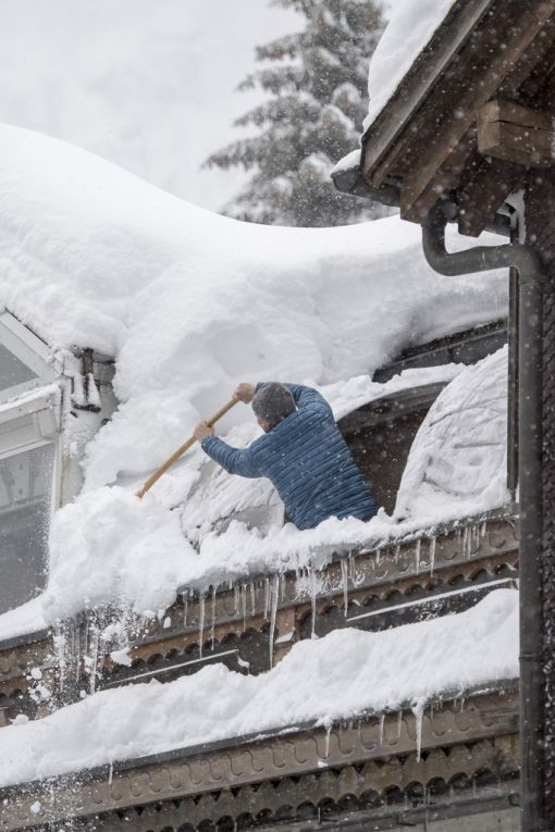 In weiten Teilen der Alpen liegt doppelt so viel Schnee wie zu dieser Jahreszeit üblich. In St. Antönien wurden an einem Tag 73 Zentimeter Neuschnee gemessen. Das Bild zeigt Schneeräumarbeiten in Göschenen im Kanton Uri. (Foto: Keystone/Urs Flüeler)