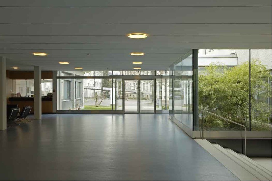 Innen und aussen verbinden: das Atrium (Foto: Zai & Partner AG für Architektur, Zug)