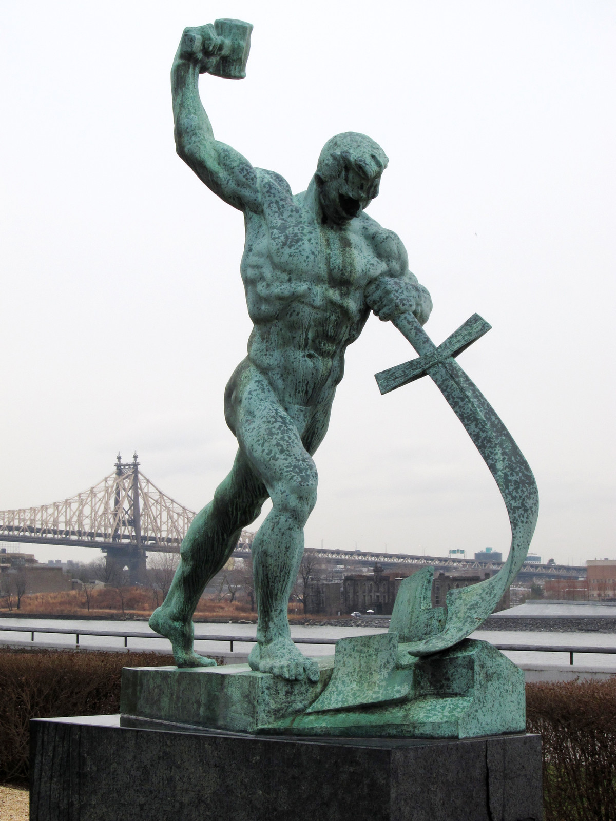 Schwerter zu Pflugscharen, Skulptur von Jewgeni Wiktorowitsch Wutschetitsch - 1959 Geschenk der Sowjetunion an die UNO - Garten im Hauptquartier der Vereinten Nationen in New York City (Wikimedia, Neptuul)