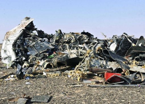 Beim Absturz eines russischen Verkehrsflugzeugs auf der Sinai-Halbinsel sterben 224 Menschen unter ihnen 17 Kinder. Über die Ursache des Unglücks wird gerätselt. In Betracht kommen ein Attentat oder ein technischer Defekt. Der „Islamische Staat“ hatte schnell die Verantwortung für den Absturz übernommen, doch ebenso schnell kamen Zweifel daran auf. (Foto: Keystone/AP/Suliman el-Oteify, Egypt Prime Minister's Office)