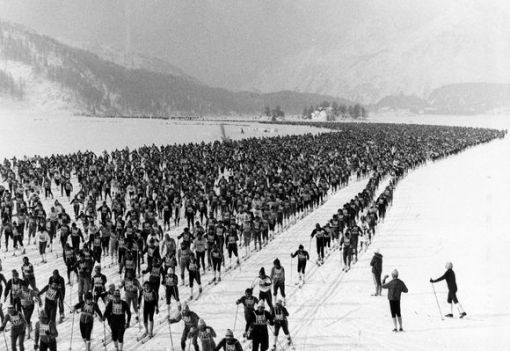 Im Engadin findet der erste Ski-Marathon mit 945 Teilnehmern statt. Die 42 Kilomegter lange Strecke führt von Maloja nach S-Chanf. Inzwischen beteiligen sich an der grössten Skilaufveranstaltung der Schweiz und der zweitgrössten weltweit etwa 13’000 Läuferinnen und Läufer aus 60 Nationen. Ein 21 Kilometer langer Halbmarathon führt von Maloja nach Pontresina. (Foto: Engadiner Ski-Marathon)
