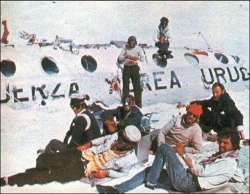 1972: Eine Fokker-Fairchield F-27 der uruguayischen Armee mit 45 Personen an Bord stürzt in den Anden auf 3'500 Metern Höhe ab. Die Maschine wollte die uruguayische Rugby-Mannschaft "Old Christians" von Montevideo nach Santiago de Chile fliegen. 29 Menschen sterben, 16 können nach 72 Tagen geboren werden. Sie hatten sich von den beim Absturz Umgekommenen ernährt.