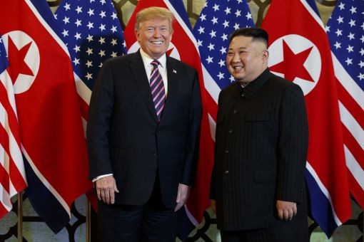 Der zweite Gipfel zwischen Präsident Trump und Nordkoreas Machthaber Kim geht abrupt zu Ende. Nicht näher kamen sich die beiden bei den Themen Denuklearisierung und Sanktionen. Am zweiten Tag der Zusammenkunft in Hanoi teilt das Weisse Haus überraschend mit, es sei keine Einigung erzielt worden. Gegen Ende Jahr verschärfen sich die Spannungen zwischen den USA und Nordkorea wieder. (Foto: Keystone/AP/Evan Vucci)