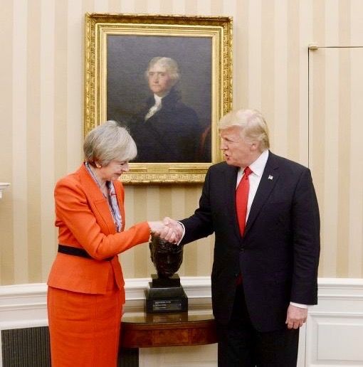 Als ersten Staatsgast empfängt Donald Trump die britische Regierungschefin. Bei dem einstündigen Gespräch im Oval Office bekennt sich Trump „zu hundert Prozent“ zur Nato. Früher hatte Trump die Nato als „überflüssig“ bezeichnet. Trump beglückwünscht May zum Austritt Grossbritanniens aus der EU. „Der Brexit wird fantastisch für das Vereinigte Königreich“, sagt Trump. Beide betonen die „special relationship“ zwischen den USA und Grossbritannien. (Foto: Keystone/EPA/Olivier Douliery/Pool)