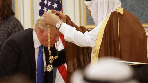 Abd al-Aziz ehrt Donald Trump 