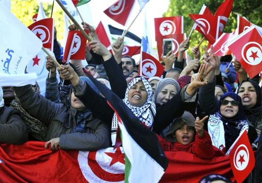 Sieben Jahre nach dem Arabischen Frühling und dem Sturz von Präsident Ben Ali sind viele Tunesier enttäuscht über die Ergebnisse der Revolution. Tausende gehen erneut auf die Strasse und demonstrieren gegen Preissteigerungen, Arbeitslosigkeit und Armut. Vor allem die Jugend sieht keine Zukunftschancen. Die Regierung versucht mit einem Hilfsprogramm den Bedürftigen unter die Arme zu greifen und die Proteste einzudämmen. (Foto: Keystone/AP/Hassene Dridi)
