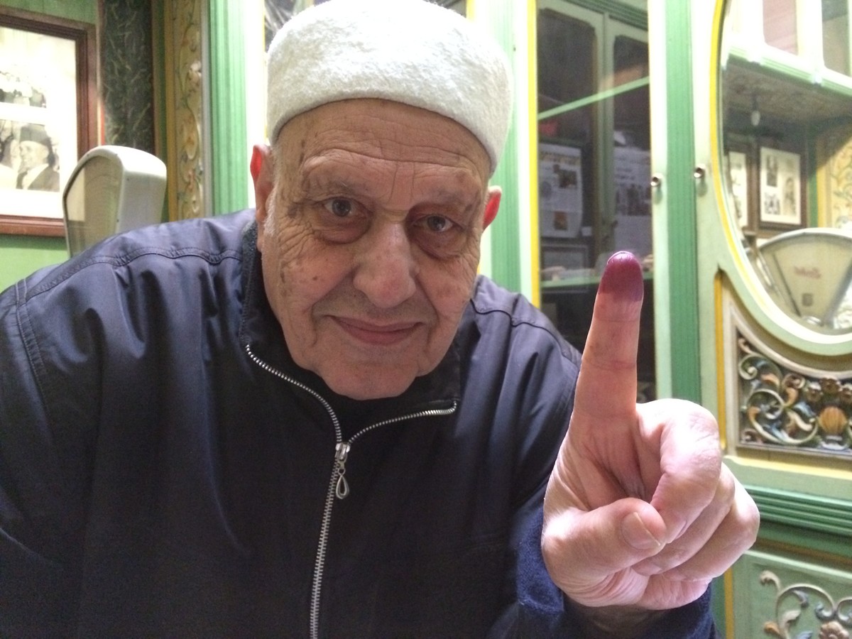 "Ich habe gewählt": In der Altstadt von Tunis zeigt ein Wähler seinen eingefärbten Finger. (Foto: Christina Omlin)
