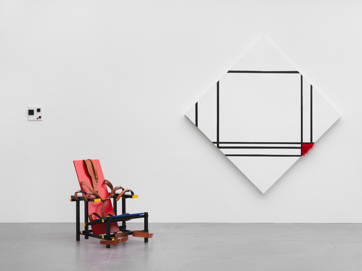 Ausstellungsansicht mit den Riedtveld-Stuhl von Christoph Büchel (Photo: Stefan Altenburger)