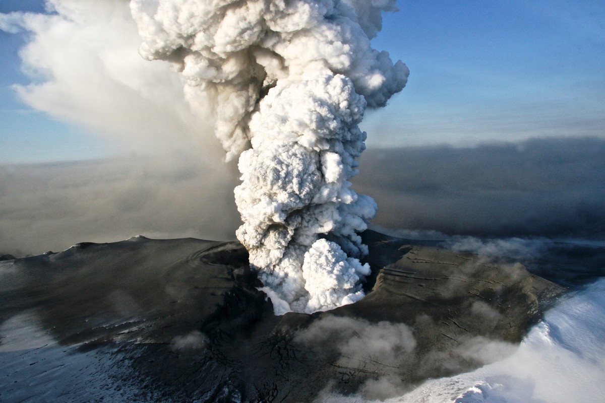 Die Eruptionen, die den Luftverkehr wegen der ausgetretenen Vulkanasche erheblich beeinträchtigen, dauern bis in den Juli hinein. Die Eruptionssäule erreicht teilweise eine Höhe von bis zu acht Kilometern. 