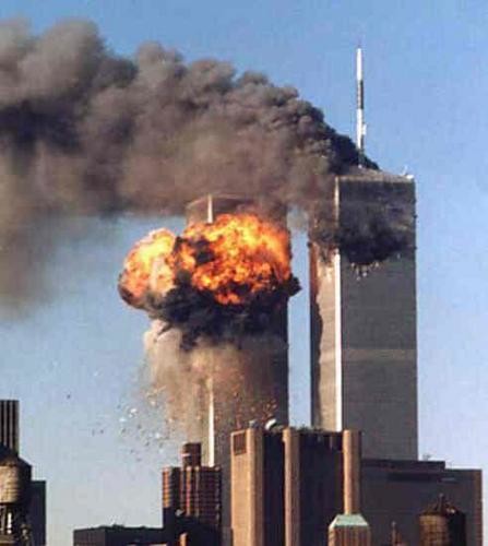 Die brennenden Haupttürme des World Trade Centers. Manche Verschwörungstheoretiker sprechen von einer „kontrollierten Sprengung“ - mindestens im Fall des später eingestürzten dritten Turms (WTC 7) 