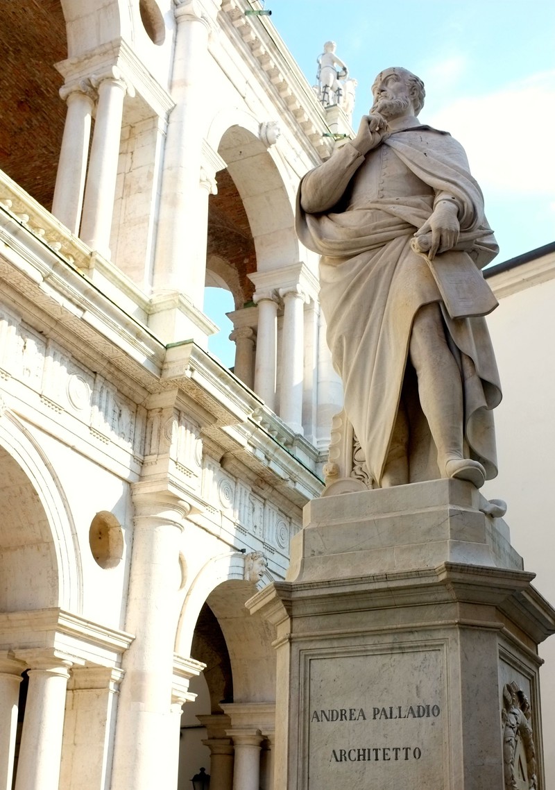 Palladio-Denkmal bei der Basilica Palladiana in Vicenza (Foto: Journal 21)
