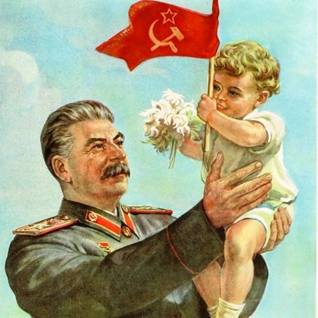 1953: Tod von Josef Stalin. Der 74-jährige Diktator, der bis zu 20 Millionen Menschen umgebracht und 28 Millionen deportiert hat, war am 1. März nach einem Nachtessen mit Nikita Chruschtow, Nikolai Bulganin und Lawrenti Beria zusammengebrochen. Vier Tage später, am frühen Morgen des 5. März 1953, stirbt er. "Es war ein furchtbarer Blick, halb wahnsinnig, halb zornig, voll Entsetzen vor dem Tode", erinnert sich Stalins Tochter Swetlana an die letzten Minuten. Seine Lippen wurden schwarz, er erstickte. Die D…