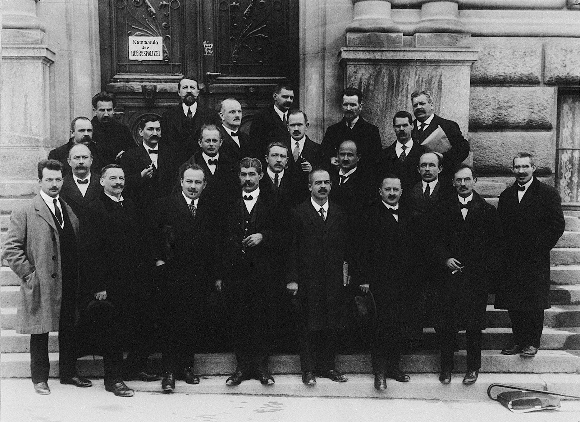 Das Oltener Aktionskomitee. Ernst Nobs (vordere Reihe, dritter von links); Robert Grimm (hintere Reihe, vierter von rechts, leicht unten, mit Pfeife) (Foto: Sozialarchiv Zürich)
