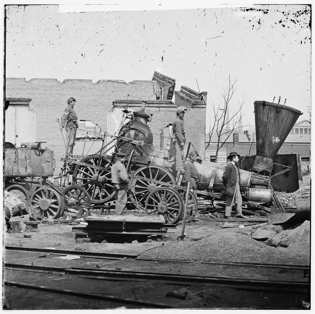 1865: Der amerikanische Sezessionskrieg neigt sich zu Ende. Am 3. April fällt Richmond in Virginia, die Hauptstadt der sezessionistischen „Konföderierten (Süd)Staaten von Amerika“ (CSA). Kurz darauf bricht der Widerstand der Süd-Armee zusammen. Der Krieg, der vier Jahre dauert, hat fast 600‘000 Tote gefordert. Die letzten Truppen der Südstaaten kapitulieren am 23. Juni in Texas. Beim Abzug aus Richmond setzen die Soldaten der Südstaaten ihre Hauptstadt in Brand, um an anrückenden Verbänden der Nordstaaten …